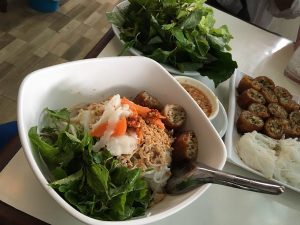 ラオスのビエンチャンで人気のローカル食堂へ!オススメ2店舗【食レポ】