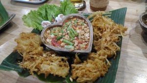 揚げたパパイヤサラダ！？一度は食べてほしい「ソムタムトート」はどこで食べれる？