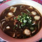 おにぎりと一緒に食べたくなる!サコンナコンの超ローカルクイッティアオ屋が激旨だった!