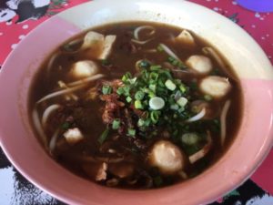 おにぎりと一緒に食べたくなる！サコンナコンの超ローカルクイッティアオ屋が激旨だった！