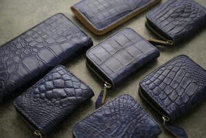 タイのワニ革ファーム&縫製工場で手作り！使うほどに味わい深く…”育てるクロコ”シリーズ【PR記事】